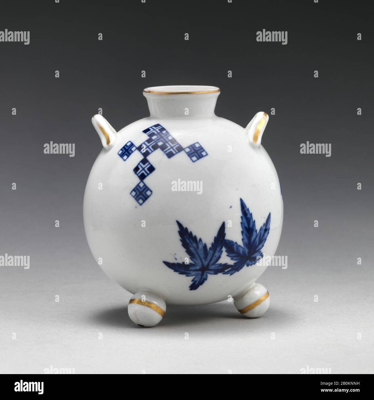 Worcester Factory, Miniatur-Orb-Vase in blau und weiß, Britisch, Worcester, Worcester Factory (Britisch, 1751-2008), 1870er Jahre, Britisch, Worcester, Steingut, bestätigt: 3 3/8 × 2 15/16 × 2 15/16 Zoll (8,6 × 7,5 × 7,5 cm), Ceramics-Porzellan Stockfoto