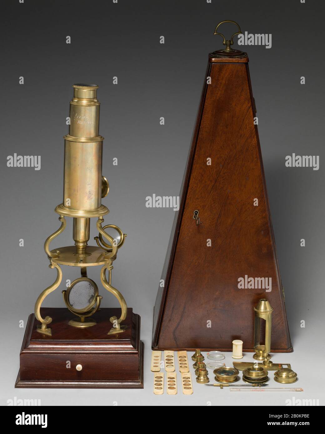 Mikroskop, Britisch, wahrscheinlich Anfang des 19. Jahrhunderts, Britisch, Messing, Mahagoni, Mikroskop 14 3/8 x 6 3/8 x 6 3/8 Zoll. (36,5 x 16,2 x 16,2 cm), Gehäuse 16 3/8 x 7 5/8 x 7 3/8 Zoll (41,6 x 19,4 x 18,7 cm), Metallwork-Messing Stockfoto