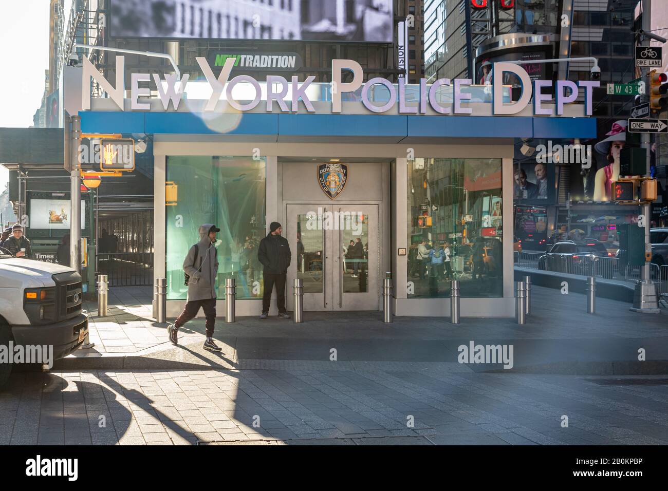 Tageslichtansicht des Times Square mit der New Yorker Polizeibehörde Stockfoto