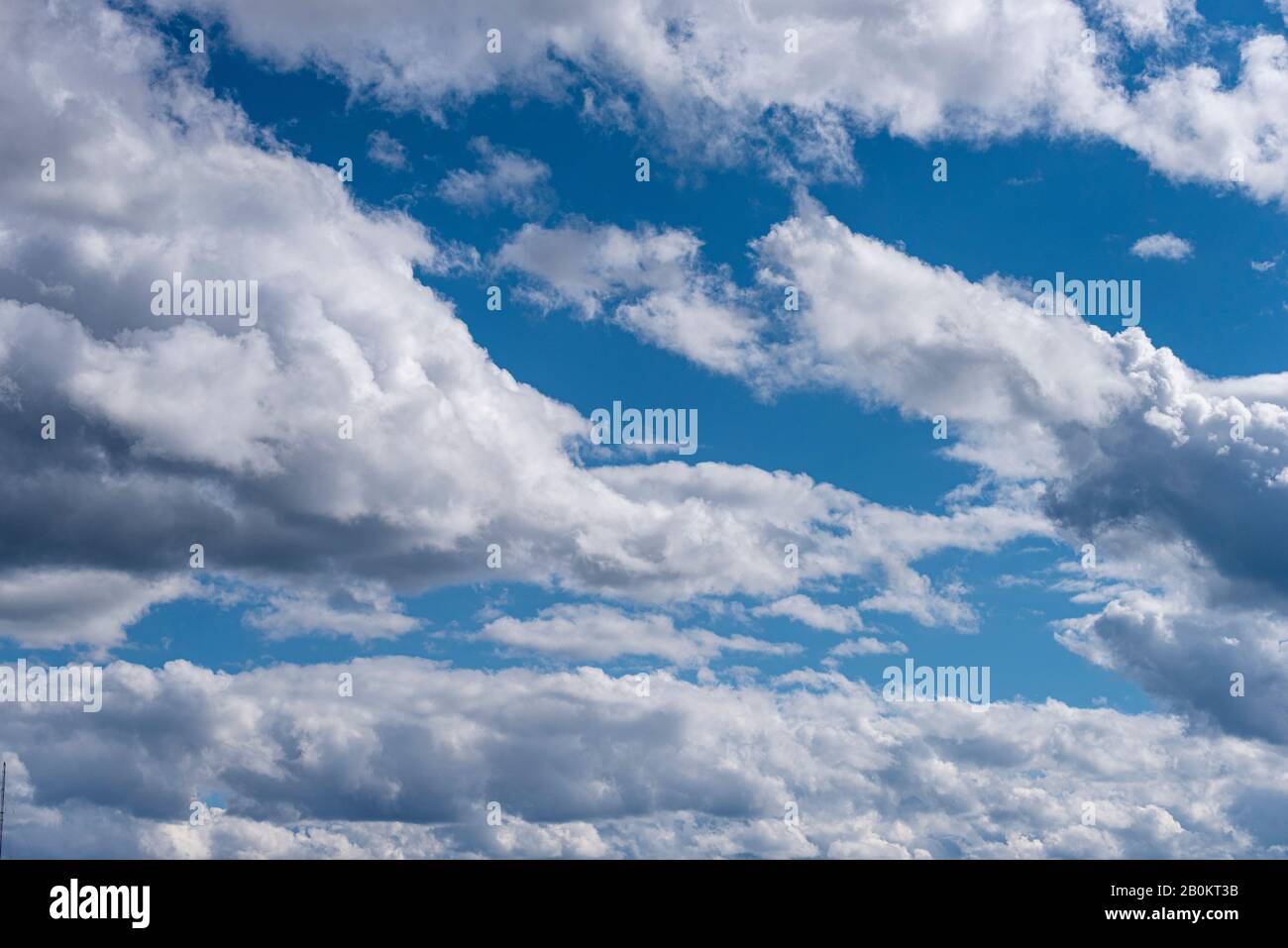 Blauer Himmel mit weißen, flauschigen Wolken. Friedlicher Himmel. Stockfoto