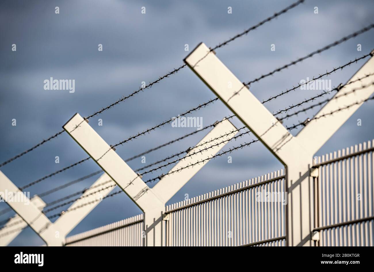 Zaun, Sicherheitszaun, mit Stacheldraht-Y-Krone, Flughafen DŸsseldorf, Stockfoto