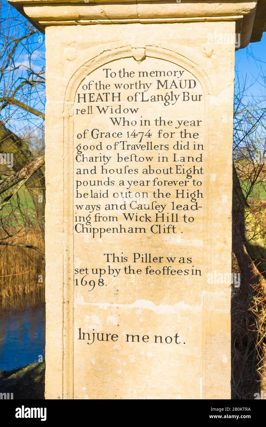 Altes Denkmal für die Erinnerung an Wohltäter Maud Heath, dessen Streben einen Causeqay über den Fluss Avon und das angrenzende Überschwemmungsgebiet finanziert hat, um Pediest zu erhalten Stockfoto