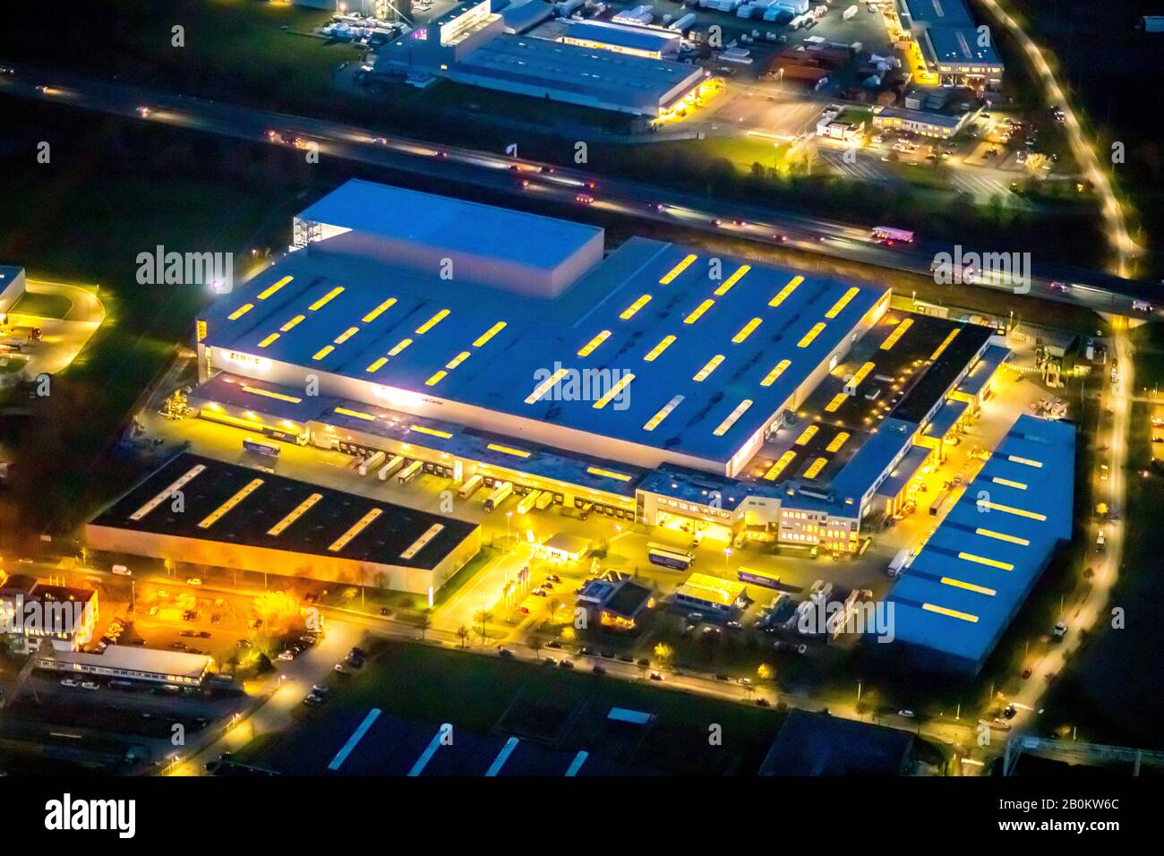Luftbild nachts über Hamm, Industriegebiet Hamm Uentrop, CS Parts Logistics  GmbH, Logistikdienst Claas Service und Parts GmbH, an der Autobahn A  Stockfotografie - Alamy