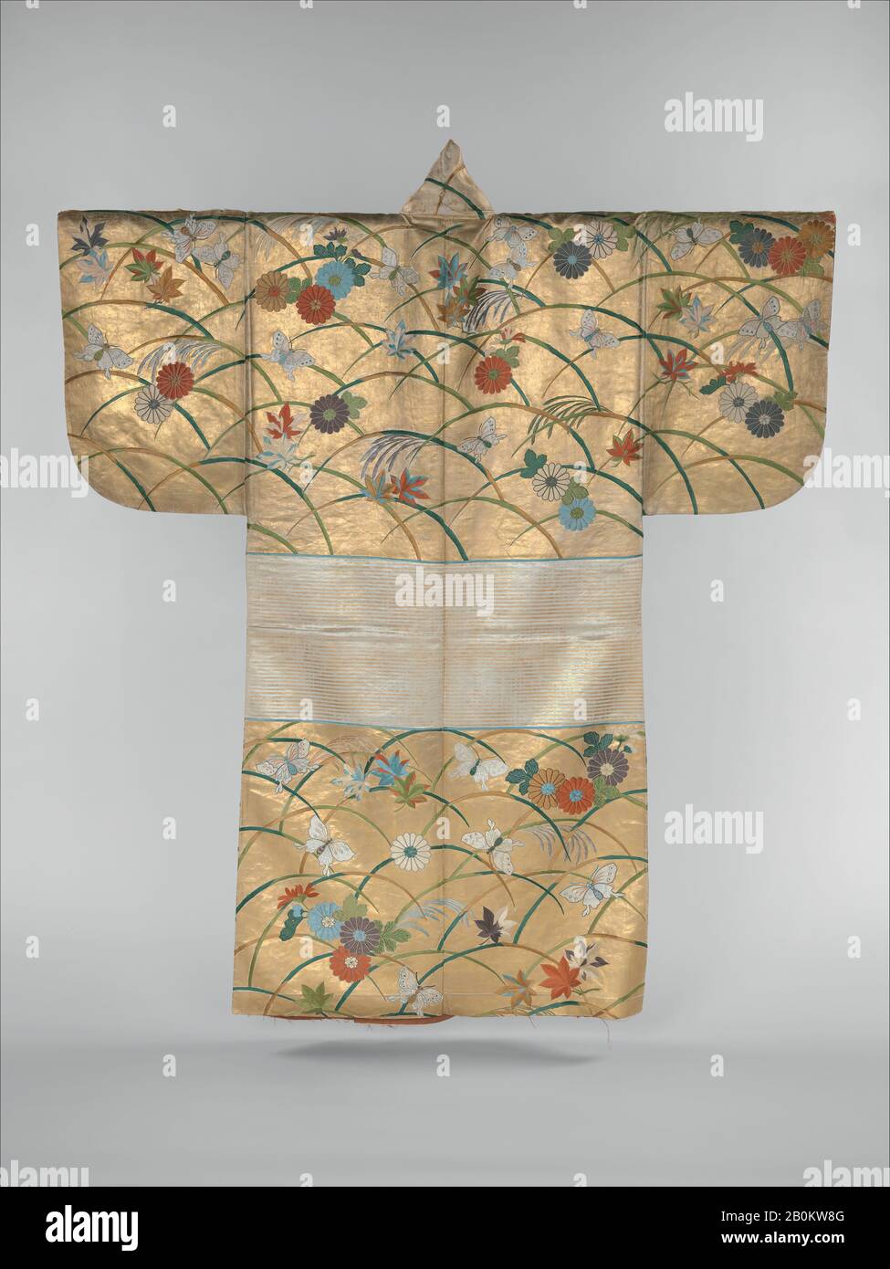 Noh Robe (Nuihaku) mit Schmetterlingsdesign, Chrysanthemen, Ahorn Und Miscanthus Grass, Japan, Edo-Zeit (1615-1868), Datum zweite Hälfte des 18. Jahrhunderts, Japan, Seidenstickerei und Blattgold auf Seidensatin, Gesamt: 63 3/4 x 54 Zoll. (161,9 x 137,2 cm), Kostüme Stockfoto