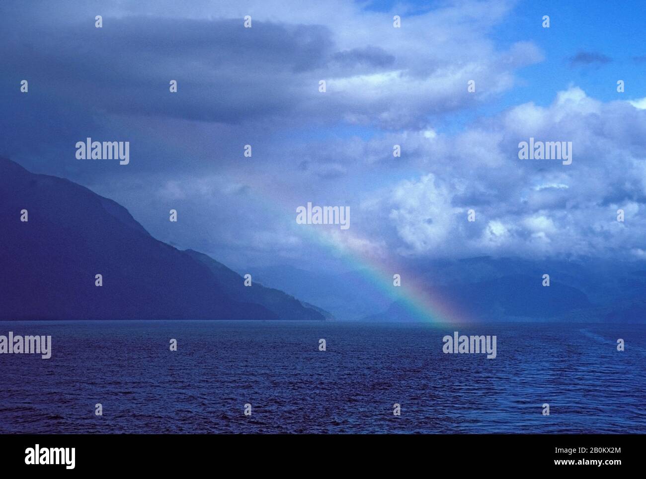 SÜDCHILE, CHILENISCHE FJORDE, MIT REGENBOGEN Stockfoto