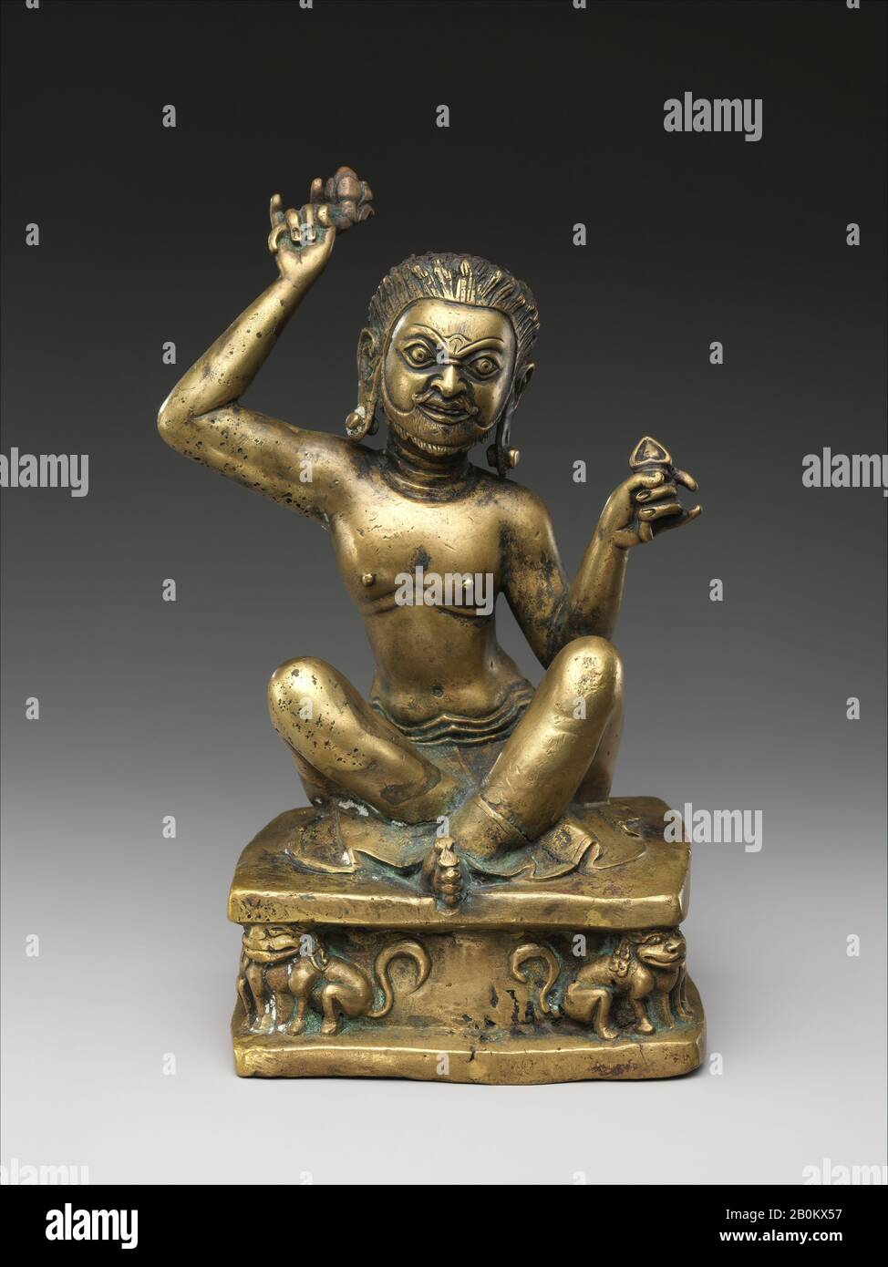 Mahasiddha, Möglicherweise Campaka, der Blumenkönig, Tibet, Anfang des 14. Jahrhunderts, Tibet, Kupferlegierung, H. 7 Zoll (17,8 cm); W. 3 13 / 16 Zoll (9,7 cm); D. 3 1/4 Zoll (8,3 cm), Skulptur Stockfoto