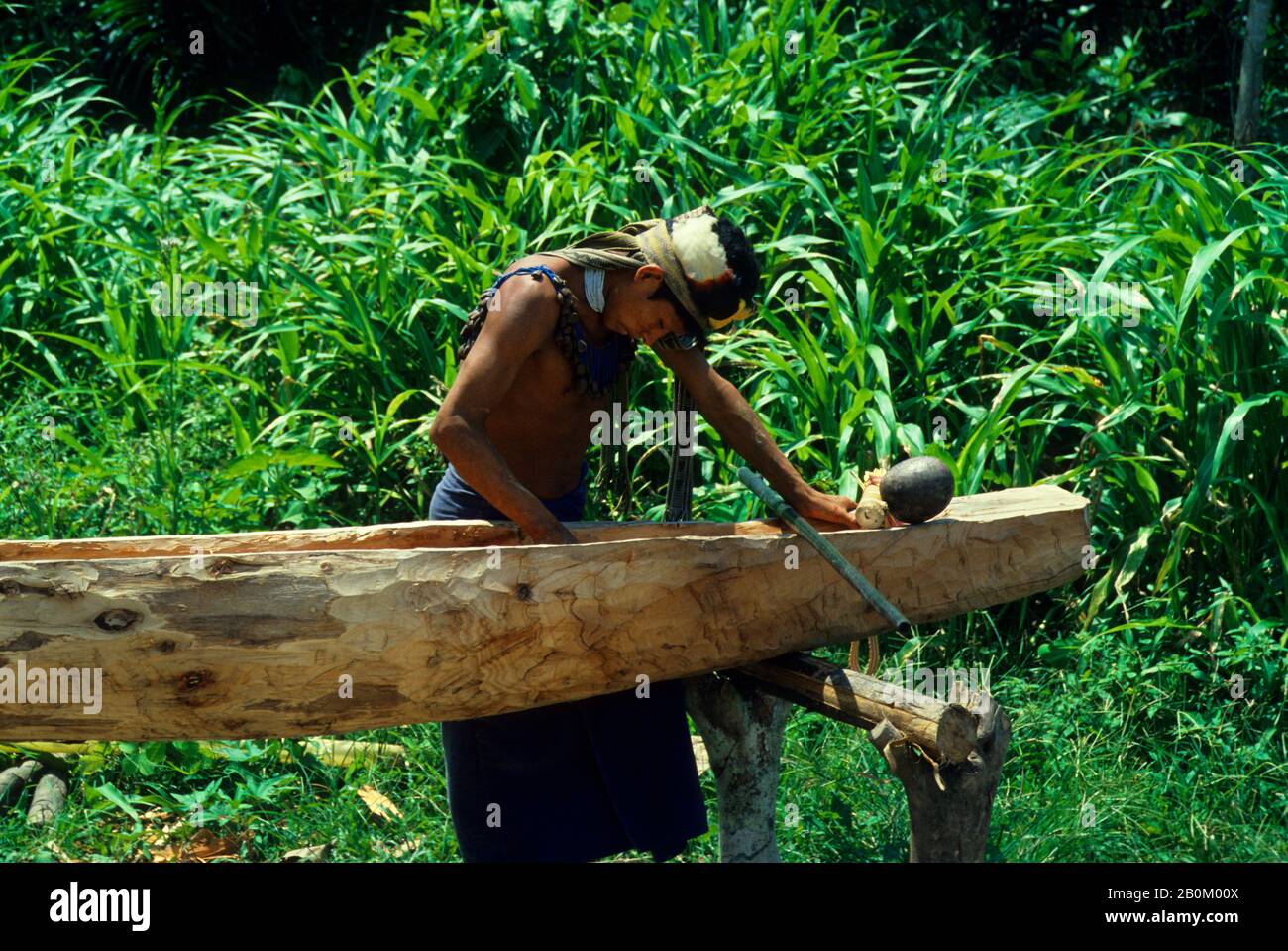 AMAZON RIVER, JAVARO INDIAN, CARVING DUG-OUT KANU Stockfoto