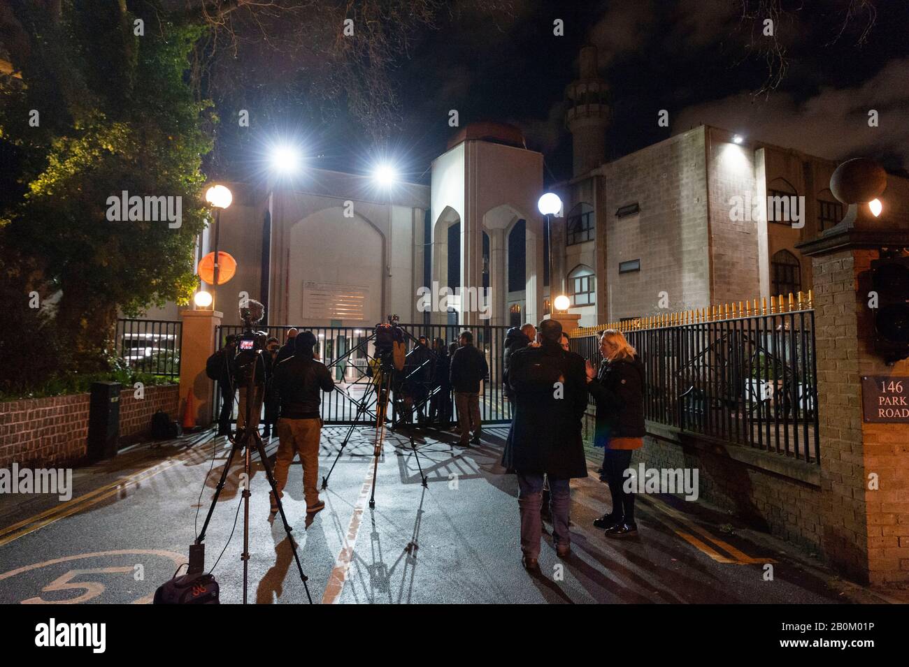 (200220) - London, 20. Februar 2020 (Xinhua) - Medienbericht außerhalb der Londoner Zentralmoschee nach einem stechenden Vorfall in London, Großbritannien, 20. Februar 2020. Ein Mann wurde am Tatort wegen des Verdachts auf versuchten Mord verhaftet, nachdem er von einem Erstappen in einer Moschee in London berichtet hatte, bestätigte die Metropolitan Police am Donnerstag. (Foto von Ray Tang/Xinhua) Stockfoto