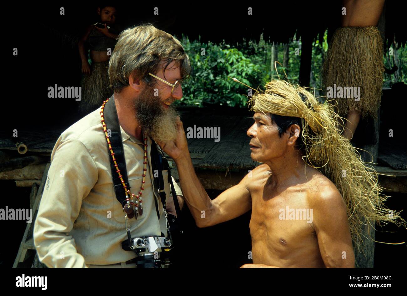 AMAZON RIVER, YAGUA INDIAN BEWUNDERT NEUGIERIG DR.GHILLEAN BART  Stockfotografie - Alamy