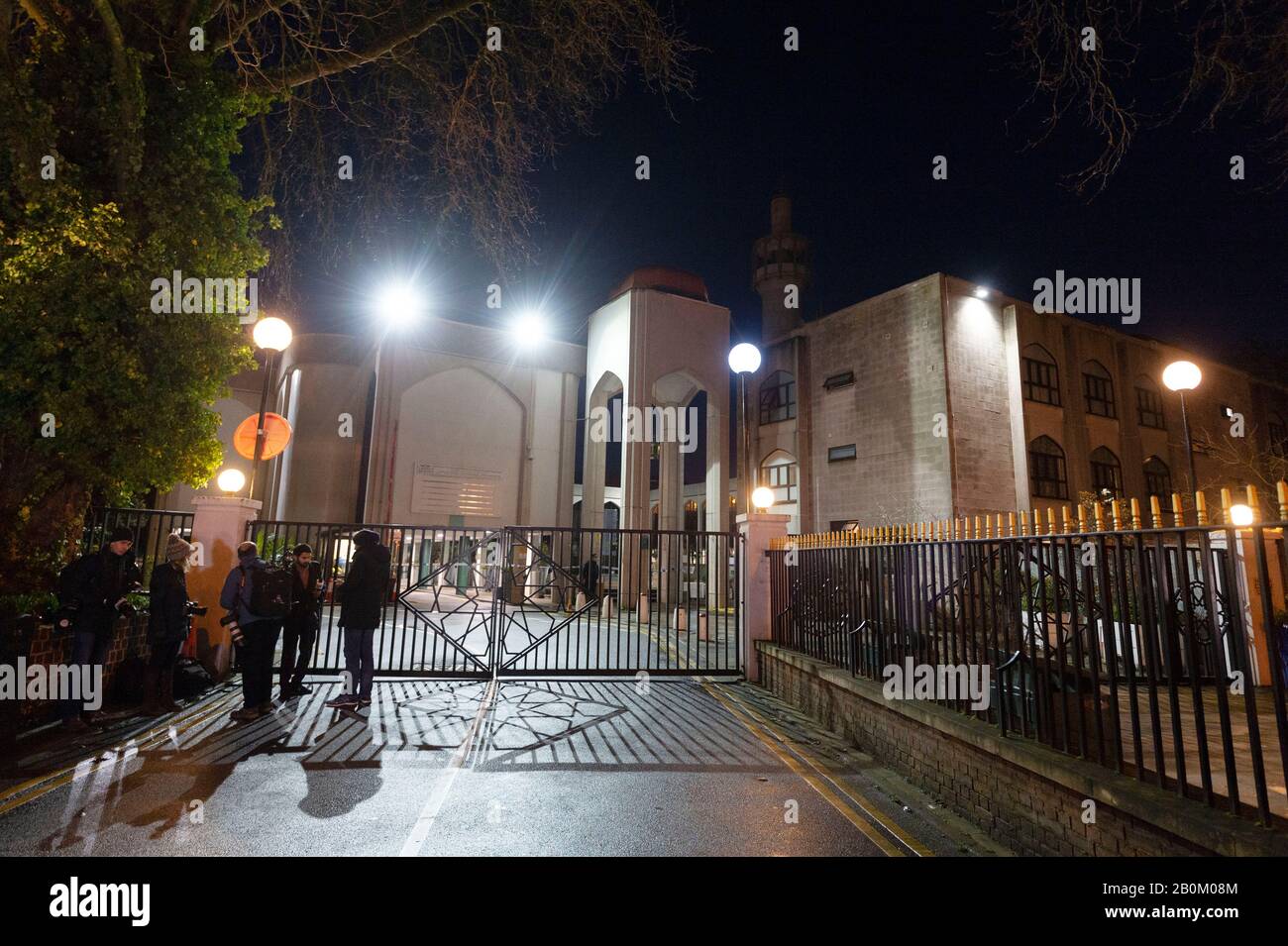 London, Großbritannien. Februar 2020. Medienbericht außerhalb der Londoner Zentralmoschee nach einem stechenden Vorfall in London, Großbritannien, 20. Februar 2020. Ein Mann wurde am Tatort wegen des Verdachts auf versuchten Mord verhaftet, nachdem er von einem Erstappen in einer Moschee in London berichtet hatte, bestätigte die Metropolitan Police am Donnerstag. Credit: Ray Tang/Xinhua/Alamy Live News Stockfoto