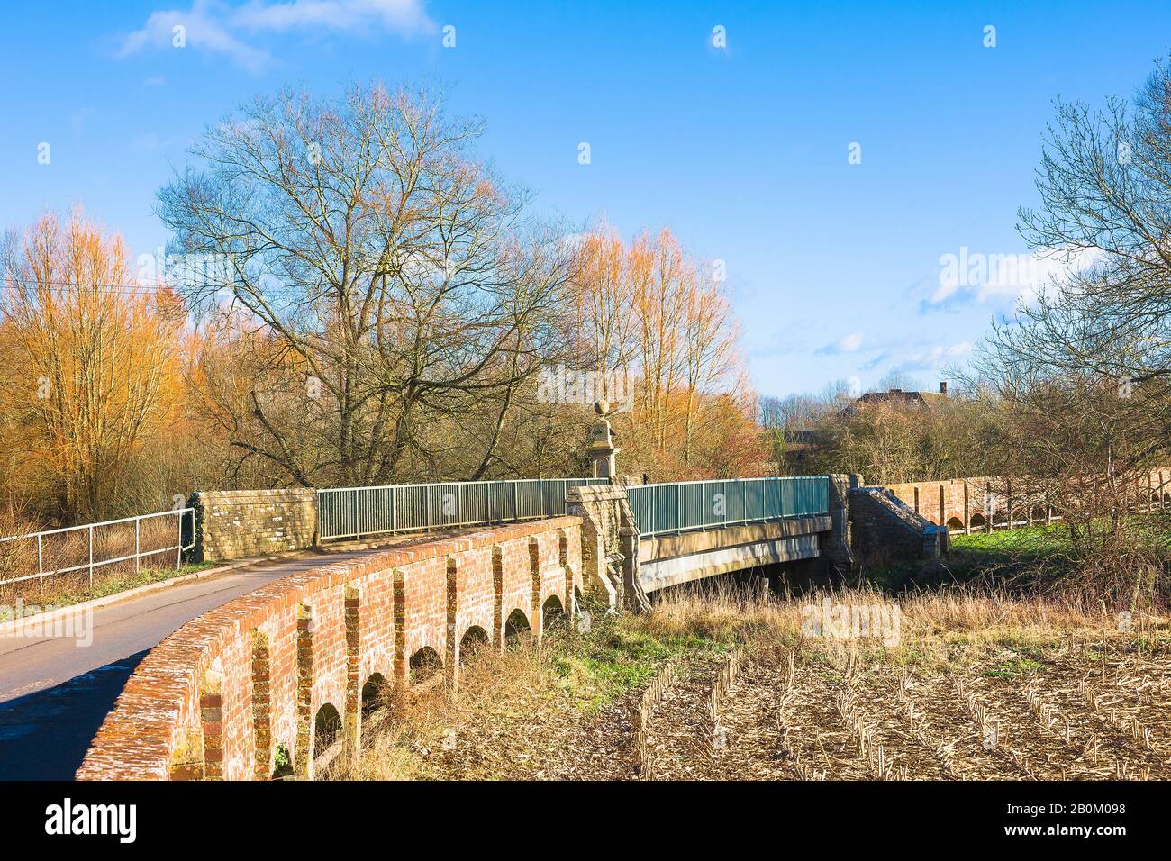 Ein guter Blick auf den mehrbogenigen, aus Backstein erbauten Kausalweg über den Fluss Avon und das Überschwemmungsgebiet in Tytherton Kellaways in der Nähe von Chippenham Wiltshire England UK Stockfoto