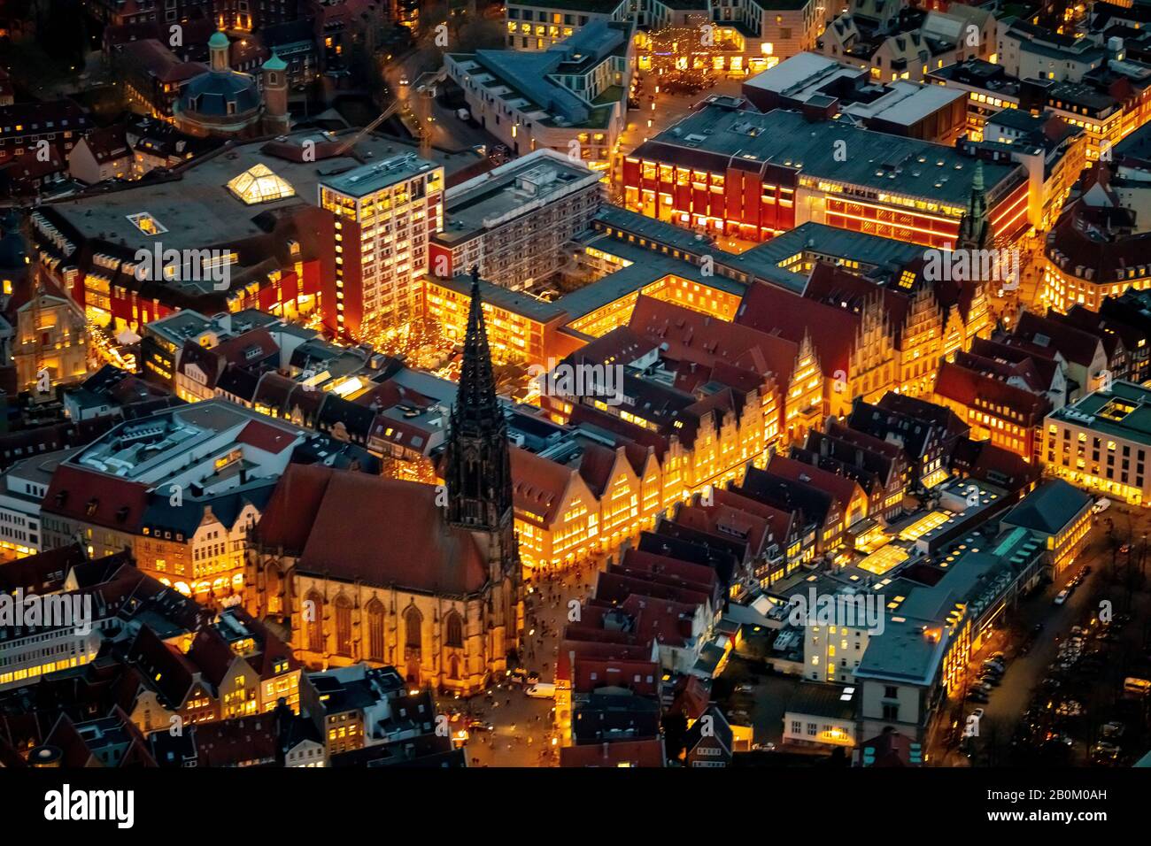Luftbild, Übersicht Münster, Prinzipalmarkt, bei St. Lamberti-Kirche, Münster, St.-Paulus-Dom, Dom, Nachtansicht, Münsterland, Nordrhein- Stockfoto
