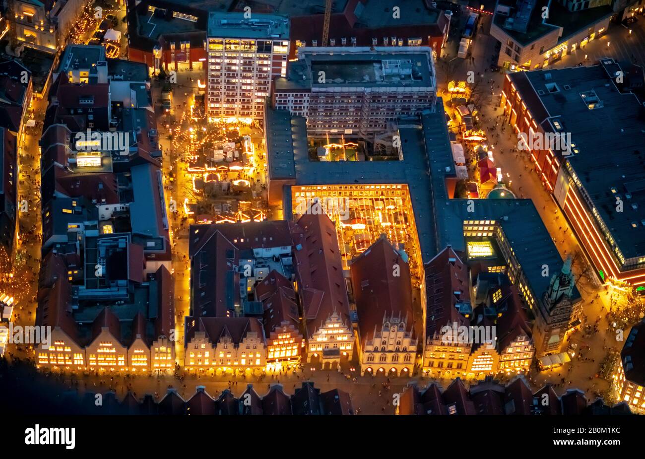 Luftbild, Historisches Rathaus am Prinzipalmarkt, Weihnachtsmarkt Münster, Nachtansicht, Münster, Münsterland, Nordrhein-Westfalen, Deutschland, D Stockfoto