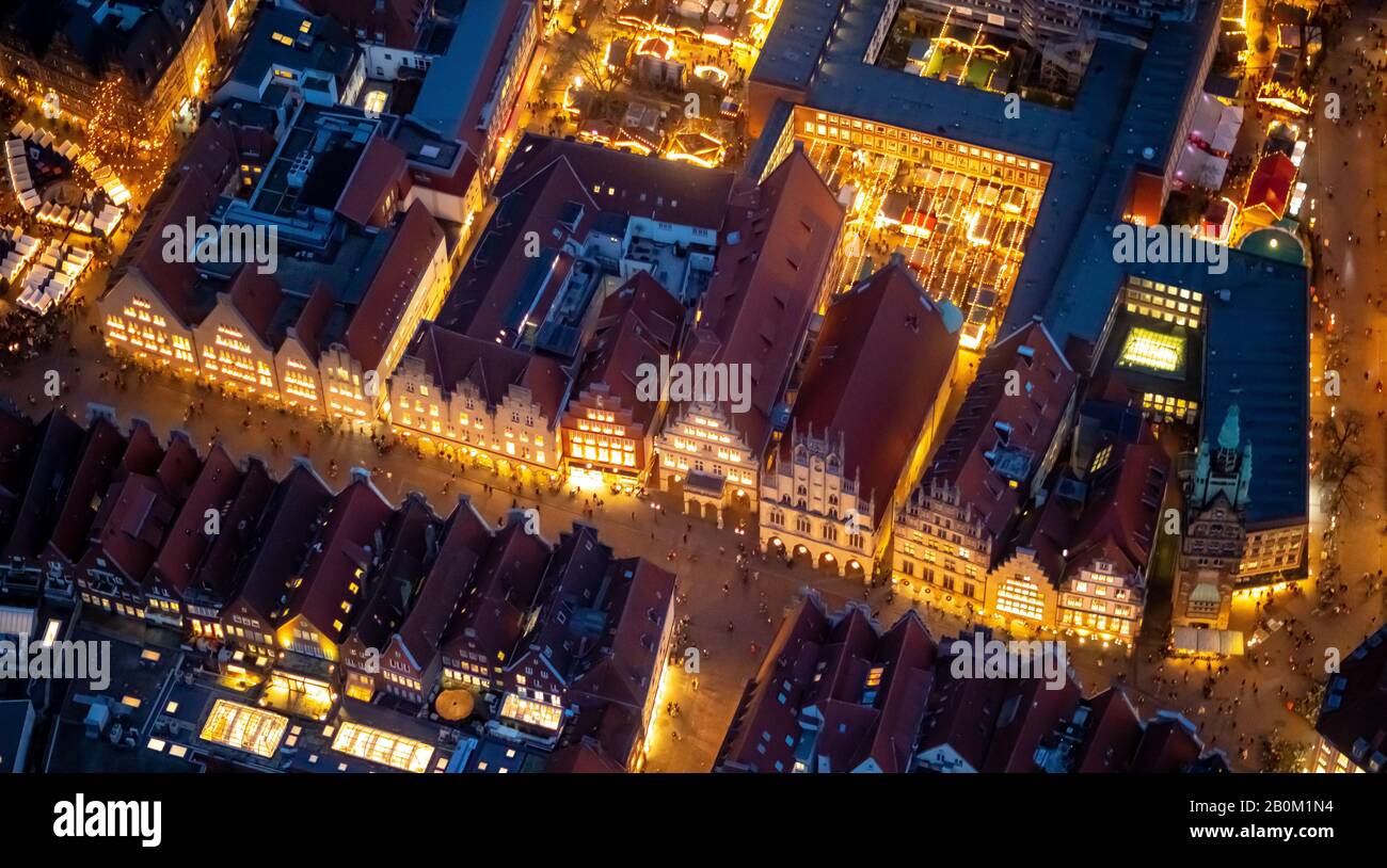 Luftbild, Historisches Rathaus am Prinzipalmarkt, Weihnachtsmarkt Münster, Nachtansicht, Münster, Münsterland, Nordrhein-Westfalen, Deutschland, D Stockfoto
