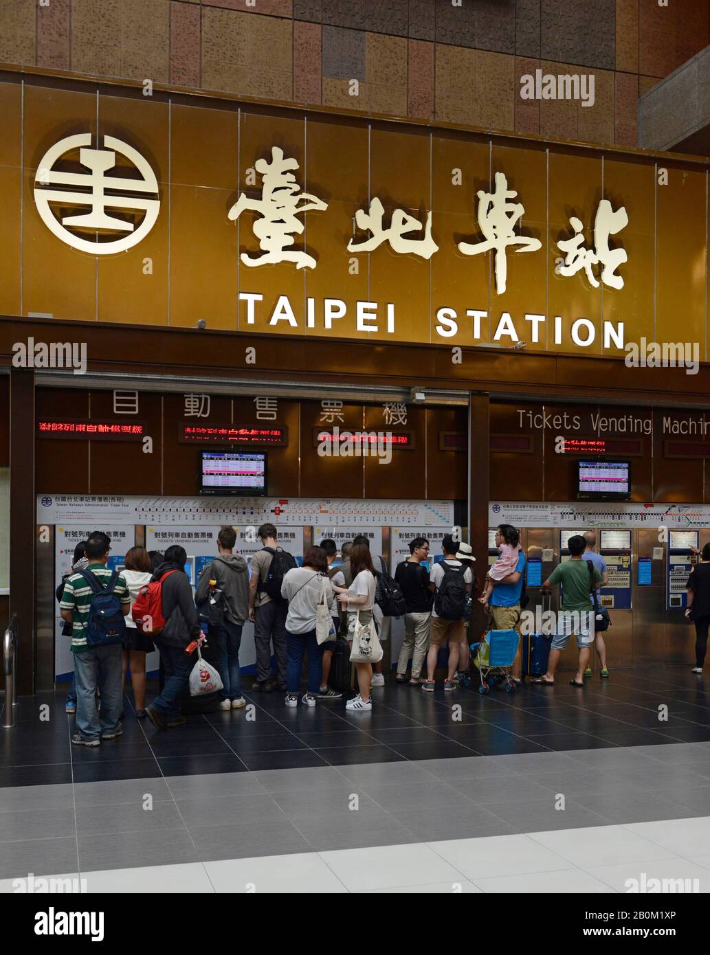 Vielbeschäftigte Fahrkartenautomaten am Hauptbahnhof Taipeh, Taiwan Stockfoto