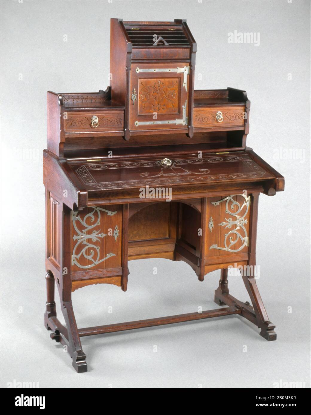 Kimbel und Cabus, Desk, American, Kimbel und Cabus (New York, 21-1882), ca. 1877, Hergestellt in New York, New York, Vereinigte Staaten, American, Oak, vernickeltes Messing und Eisenwaren, 55 1/8 x 39 1/4 x 20 1/2 Zoll. (140 x 99,7 x 52,1 cm), Möbel Stockfoto