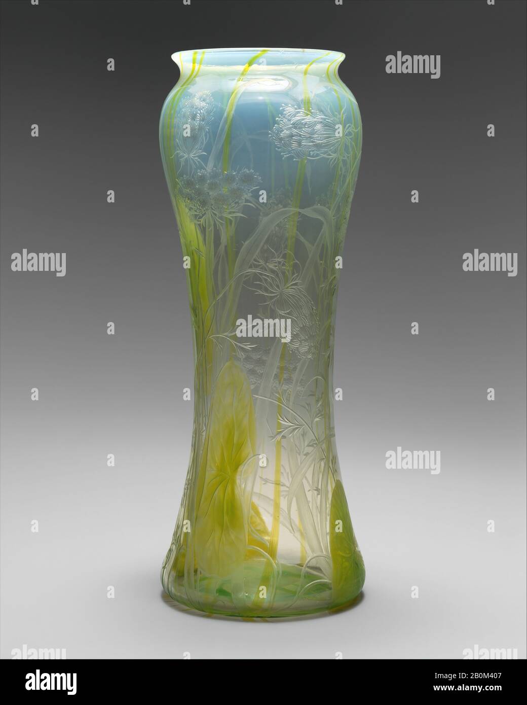 Wahrscheinlich geschnitten von Fredolin Kreischmann, Vase, American, Tiffany Glass and Decorating Company (American, 1892-1902), Ca. 98-98, Hergestellt in Queens, New York, New York, Vereinigte Staaten, amerikanisch, Geblasenes Glas, geschnitten und graviert, H. 12 1/4 Zoll (31,1 cm), Glas Stockfoto