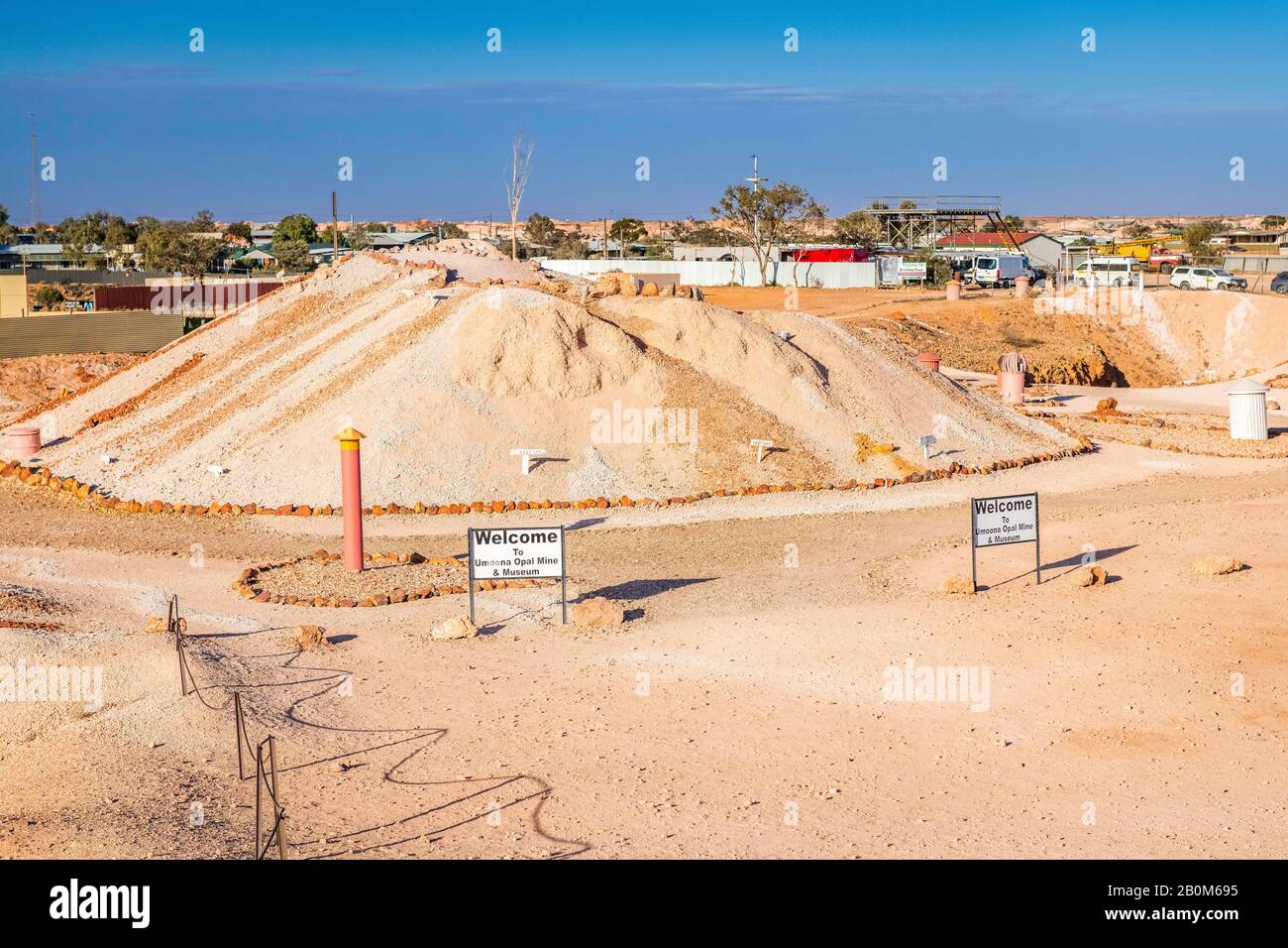 Schotterhügel von unterirdischen Unterkünften in Coober Pedy, Südaustralien Stockfoto