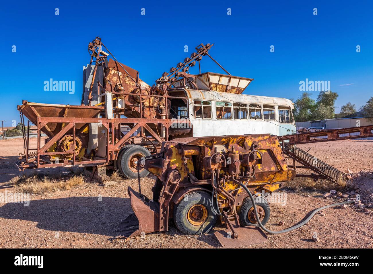 Ein automatischer Eimer-Kipper ist eine Art von Opalbergbaumaschinen in Coober Pedy, South Australia. Stockfoto