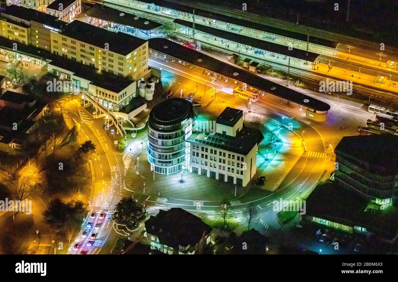 Luftbildflug über die nächtliche Unna, Jobcenter Kreis Unna, ZOB, ÖPNV, ÖPNV, Busbahnhof Unna, Bahnhofstraße, Kantstraße, Unna, Ruh Stockfoto