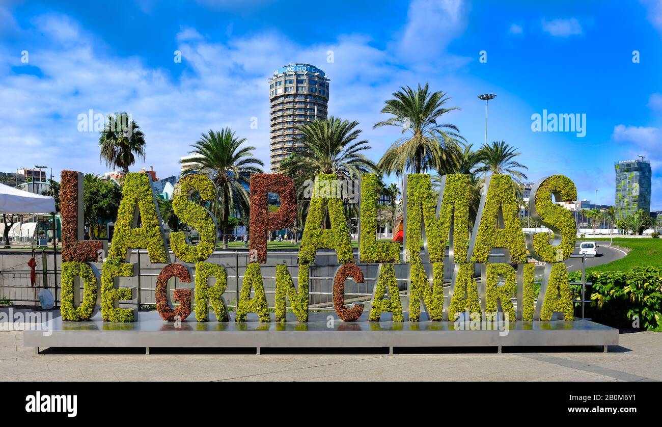 Wahrzeichen der Stadt Las Palmas im Santa Catalina Park. Das Schild mit dem oberen Buchstaben und hinter den Türmen des AC Hotels Stockfoto