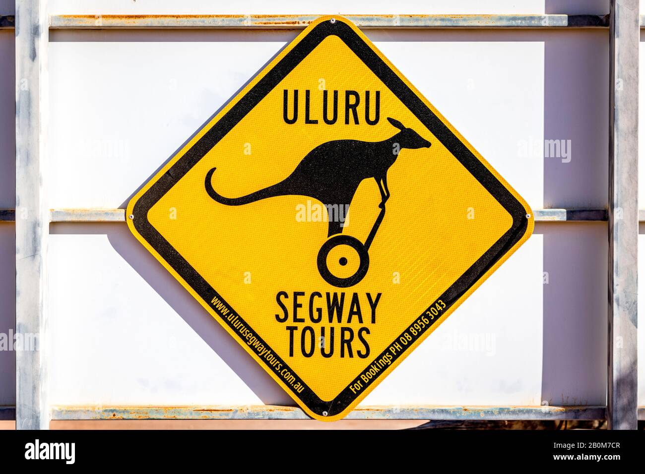 Ein lustiges Zeichen für ein Känguru, das auf einem segway für Touren durch den Uluru segway unterwegs ist, die in Coober Pedy, South Australia, gefunden wurden. Stockfoto
