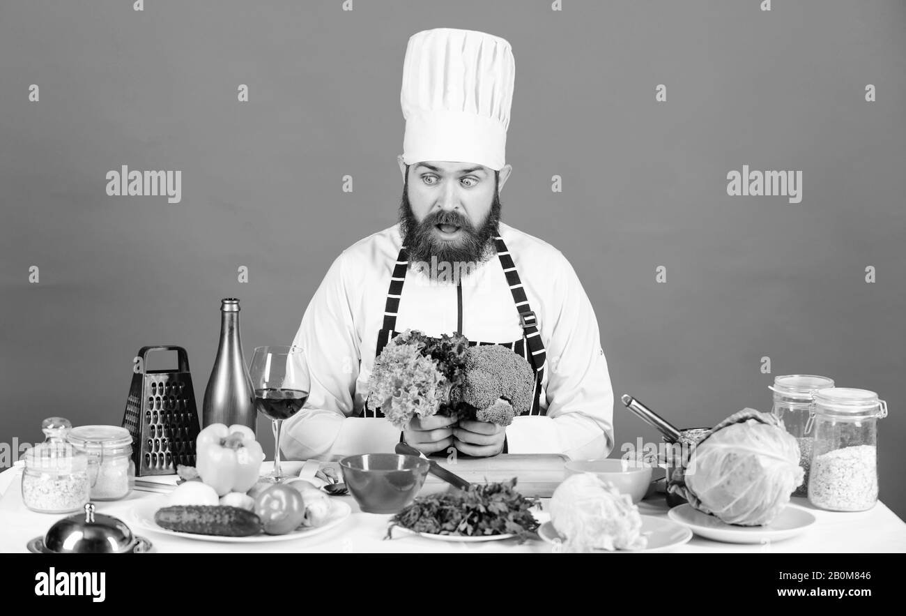 Vegetarisch. Reifen Koch mit Bart. Gesundes Essen kochen. Koch Mann in hat. Geheime geschmack Rezept. Diät und biologische Lebensmittel, Vitamin. Bärtiger Mann Kochen in der Küche, kulinarische. Unmögliche Wahl. Stockfoto