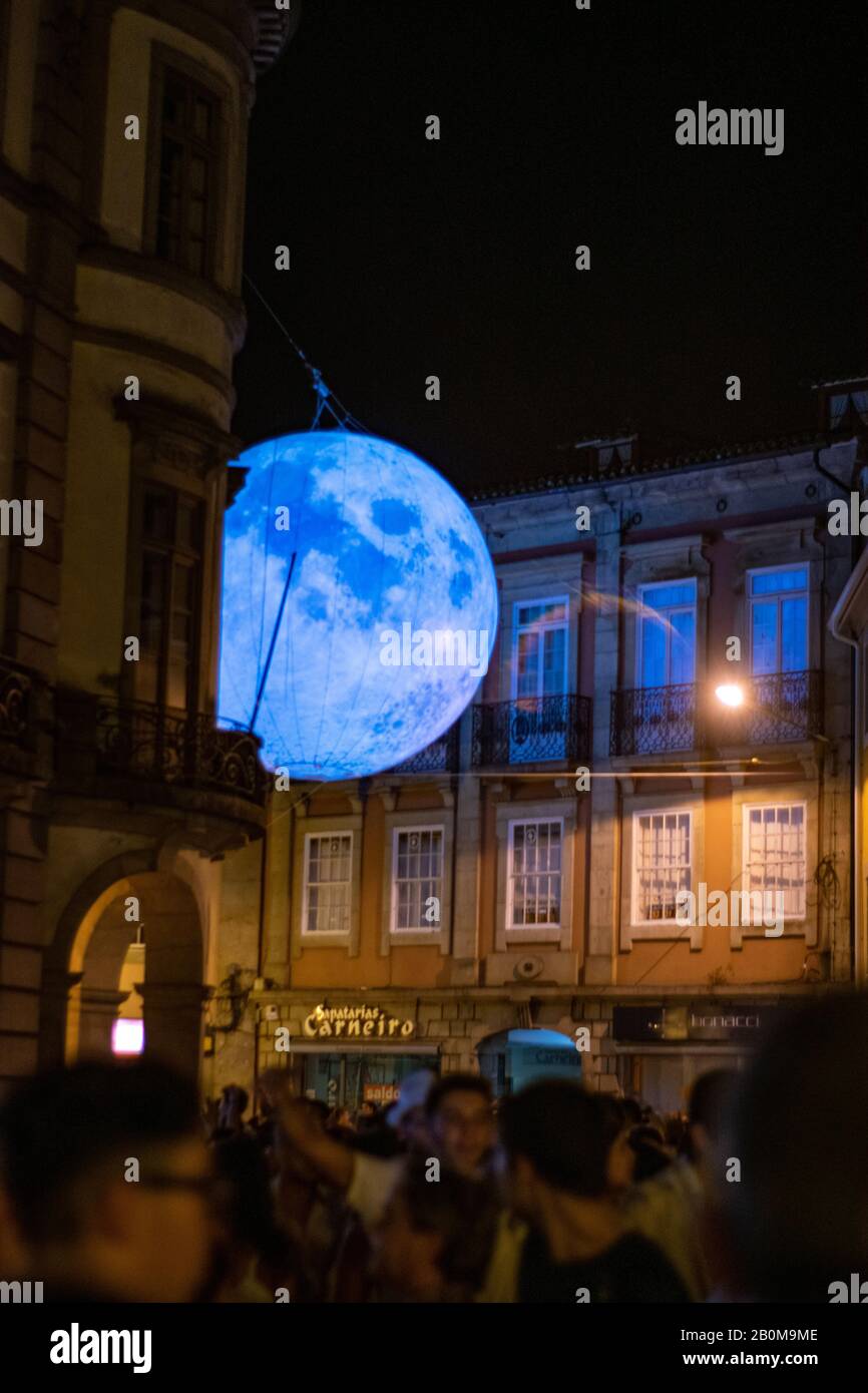 Der Vollmondballon Noite Branca befindet sich im historischen Zentrum der portugiesischen Stadt Braga. Gesellschaftliche Veranstaltungen im öffentlichen Raum, Nachtleben in der Stadt. Stockfoto