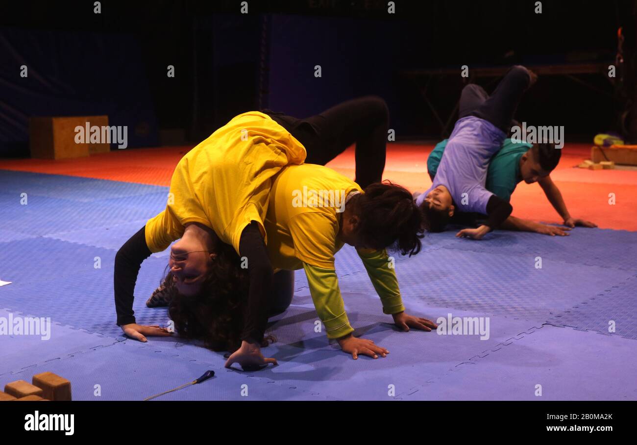 Ramallah. Februar 2020. Junge Studenten der palästinensischen Zirkusschule treten zusammen mit Kollegen mit intellektueller Behinderung in einer experimentellen Show in der Westjordanstadt Ramallah vom 20. Februar 2020 auf. Die Aufführung war die erste dieser Art, die nach fast drei Monaten Training und Vorbereitung kam. Auf der Bühne erschienen zehn junge Darsteller, die bunte Hemden trugen, darunter fünf mit intellektueller Behinderung. Um MIT "Feature: Palestinian Circus Platform for Youths with Intellectual Disability" zu GEHEN Credit: Ayman Nobani/Xinhua/Alamy Live News Stockfoto