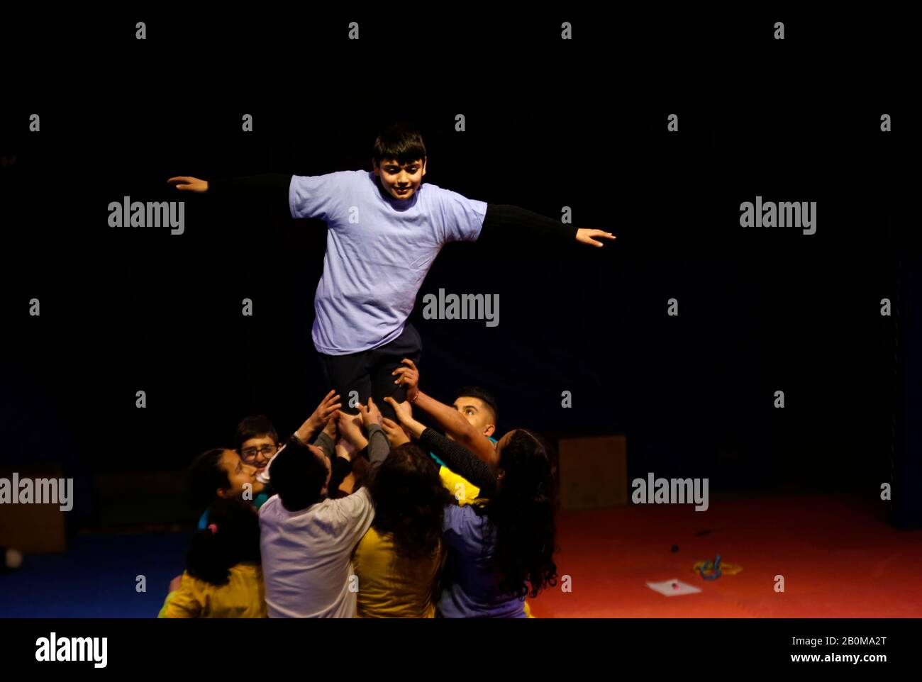Ramallah. Februar 2020. Junge Studenten der palästinensischen Zirkusschule treten zusammen mit Kollegen mit intellektueller Behinderung in einer experimentellen Show in der Westjordanstadt Ramallah vom 20. Februar 2020 auf. Die Aufführung war die erste dieser Art, die nach fast drei Monaten Training und Vorbereitung kam. Auf der Bühne erschienen zehn junge Darsteller, die bunte Hemden trugen, darunter fünf mit intellektueller Behinderung. Um MIT "Feature: Palestinian Circus Platform for Youths with Intellectual Disability" zu GEHEN Credit: Ayman Nobani/Xinhua/Alamy Live News Stockfoto