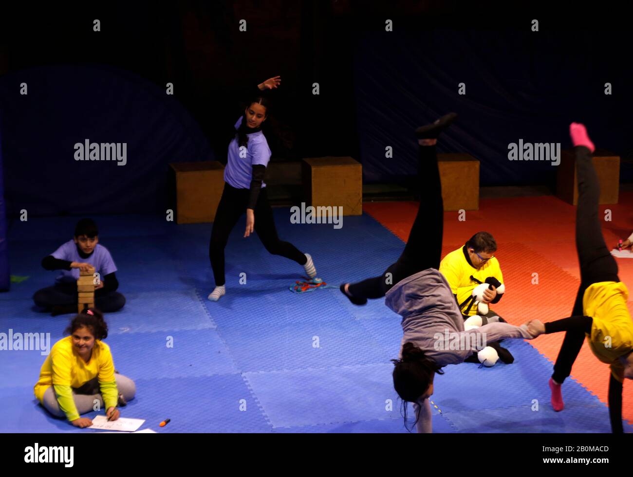 Ramallah. Februar 2020. Junge Studenten der palästinensischen Zirkusschule treten zusammen mit Kollegen mit intellektueller Behinderung in einer experimentellen Show in der Westjordanstadt Ramallah vom 20. Februar 2020 auf. Die Aufführung war die erste dieser Art, die nach fast drei Monaten Training und Vorbereitung kam. Auf der Bühne erschienen zehn junge Darsteller, die bunte Hemden trugen, darunter fünf mit intellektueller Behinderung. Um MIT "Feature: Palestinian Circus Platform for Youths with Intellectual Disability" zu GEHEN Credit: Ayman Nobani/Xinhua/Alamy Live News Stockfoto