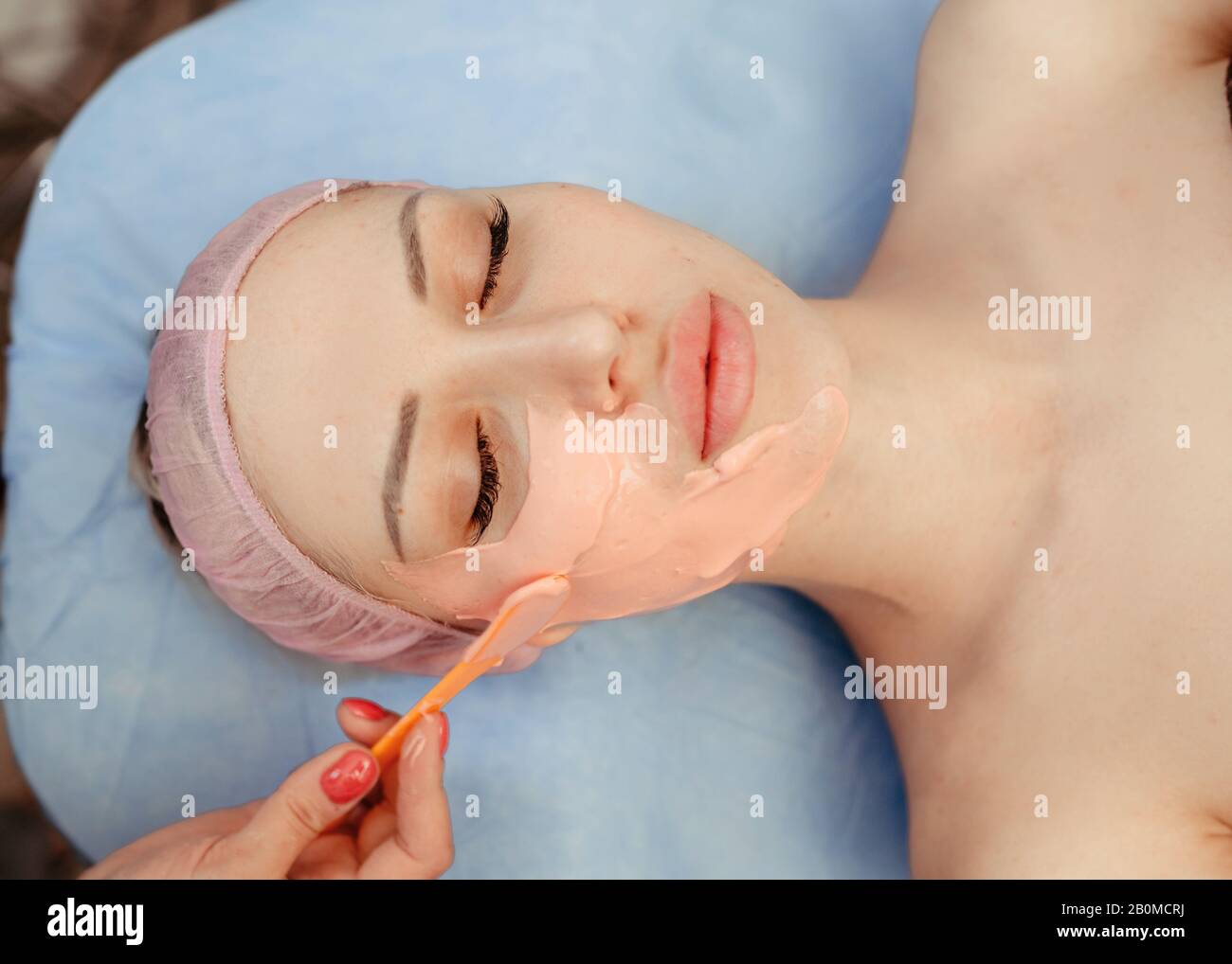 Beauty-Salon, Anwendung von Alginat Peel-Off Pulver Gesichtsmaske Stockfoto