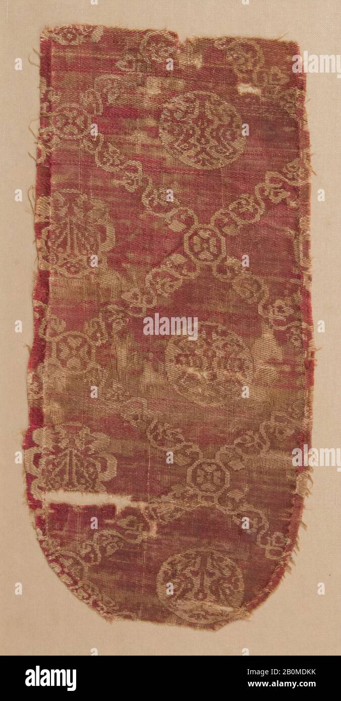 Textil mit Windelmuster, Ägyptisch, 6.-9. Jahrhundert, Ägyptisch, Seide, 9 1/2 × 4 3/4 Zoll (24,2 × 12 cm), Mat: 15 Zoll × 9 7/8 Zoll (38,1 × 25,1 cm), Textil-Woven Stockfoto