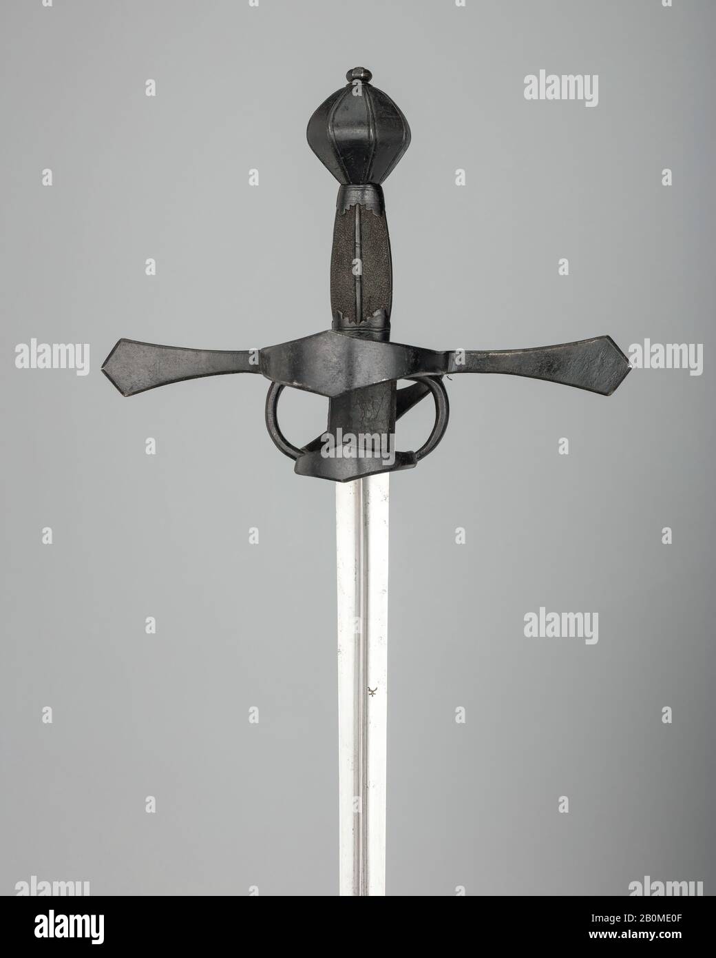 Estoc (Thrusing Sword), Deutsch, Sachsen, Ende des 16. Jahrhunderts, Deutsch, Sachsen, Stahl, Schagren, Holz, L. 48 1/8 Zoll (122,2 cm); L. von Klinge 42 1/8 Zoll (106,9 cm); W. 10 3/4 Zoll (27,3 cm); Wt. 3 lb. 9 oz. (1615,9 g), Swords Stockfoto