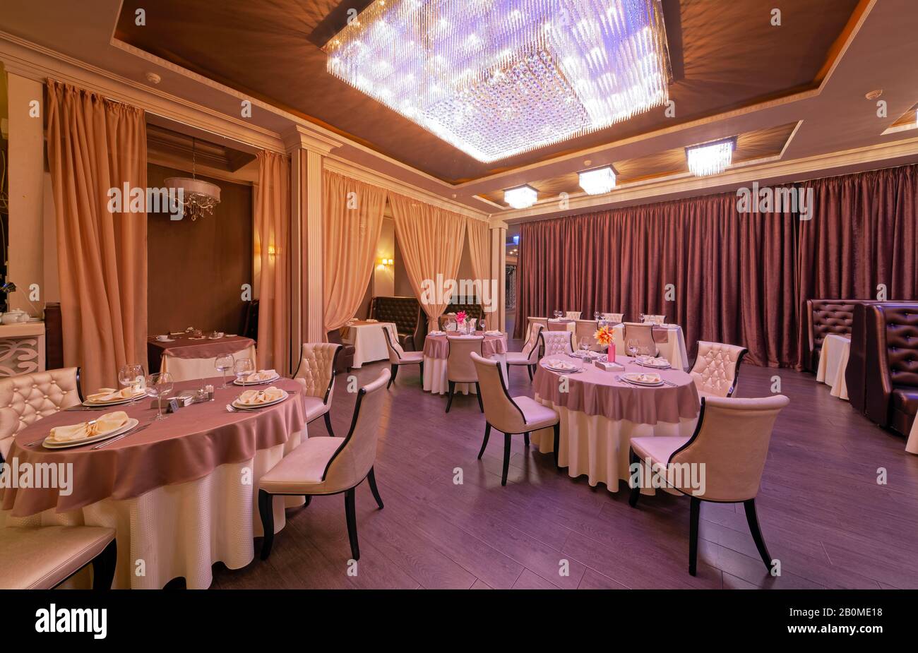 Moskau - SEPTEMBER 2014: Das Innere des Restaurants "Papa Karlo" mit einem Bankettsaal im klassischen Stil Stockfoto