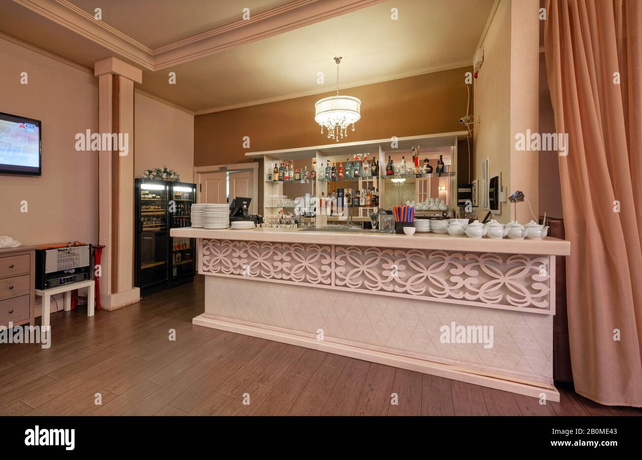 Moskau - SEPTEMBER 2014: Das Interieur des Restaurants "Papa Karlo" im klassischen Stil. Barzähler Stockfoto