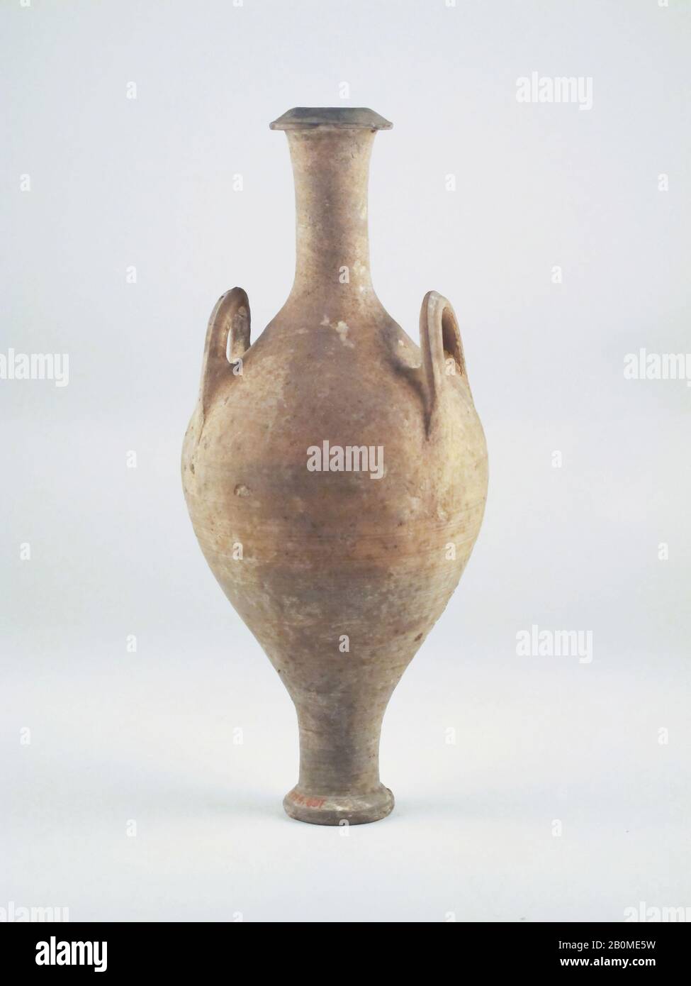 Vase, Roman, Roman, Terrakotta, 7 1/4 Zoll (18,4 cm), Andere: 3 1/8 Zoll (7,9 cm), Vasen Stockfoto