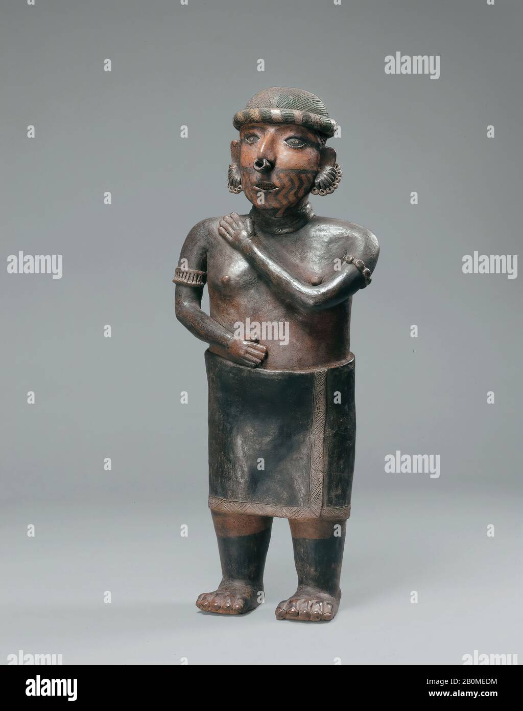 Stehende weibliche Figur, Nayarit, A.D. 100-400, Mexiko, Nayarit, Nayarit, Keramik, H. 23 1/2 x W. 9 7/8 Zoll (59,7 x 25,1 cm), Ceramics-Skulptur Stockfoto