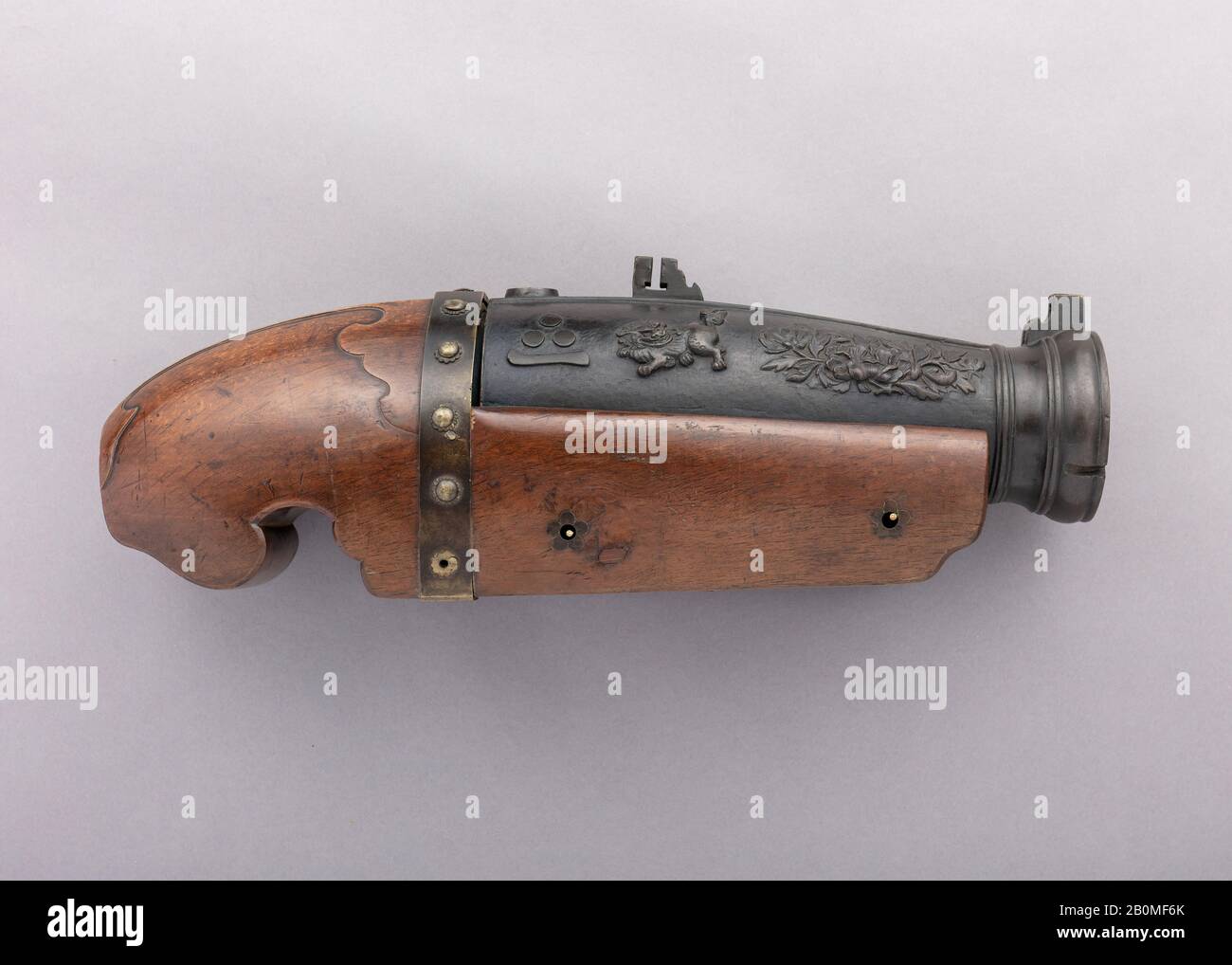 Hand Cannon, Japanisch, 19. Jahrhundert, Japanisch, Bronze, Holz, L 18 3/4 Zoll (47,6 cm), Feuerarm-Hand-Cannon Stockfoto