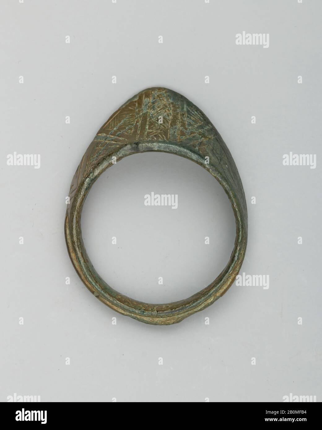 Archer's Ring, türkisch, 16. Bis 17. Jahrhundert, türkisch, Bronze, L. 1 3/8 Zoll (3,5 cm); W. 1 Zoll (2,5 cm); Wt. 0,3 oz. (8,5 g), Bogenschießen Equippent-Archer's Ring Stockfoto