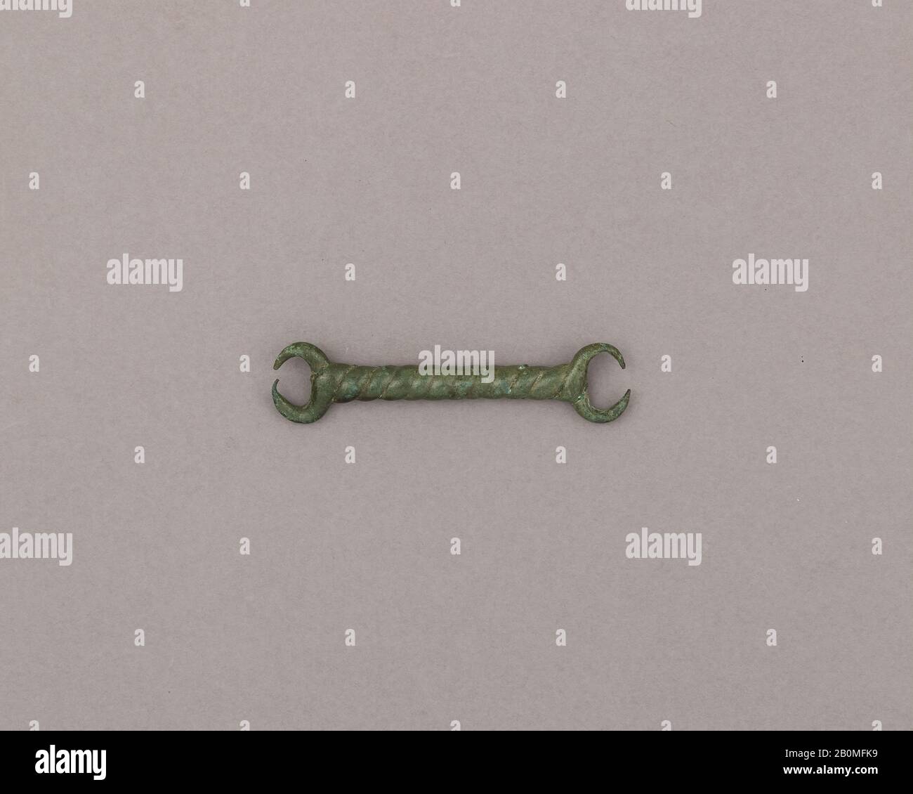 Mundstück einer Schnur, europäisch, 11. Bis 8. Jahrhundert vor Christus, europäisch, Kupferlegierung, W. 4 1/8 Zoll (10,5 cm); Wt. 2 oz. (56,7 g), Reitpferde-Equipment-Bits Stockfoto