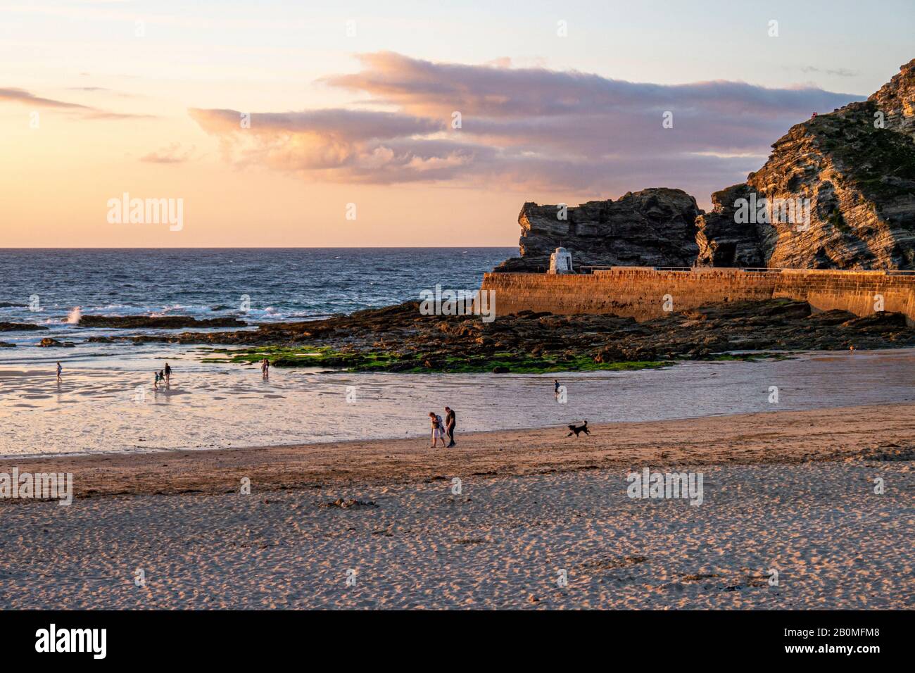 Portreath Beach an einem warmen Juli-Abend - Portreath, nördlich Cornwall, Großbritannien. Stockfoto