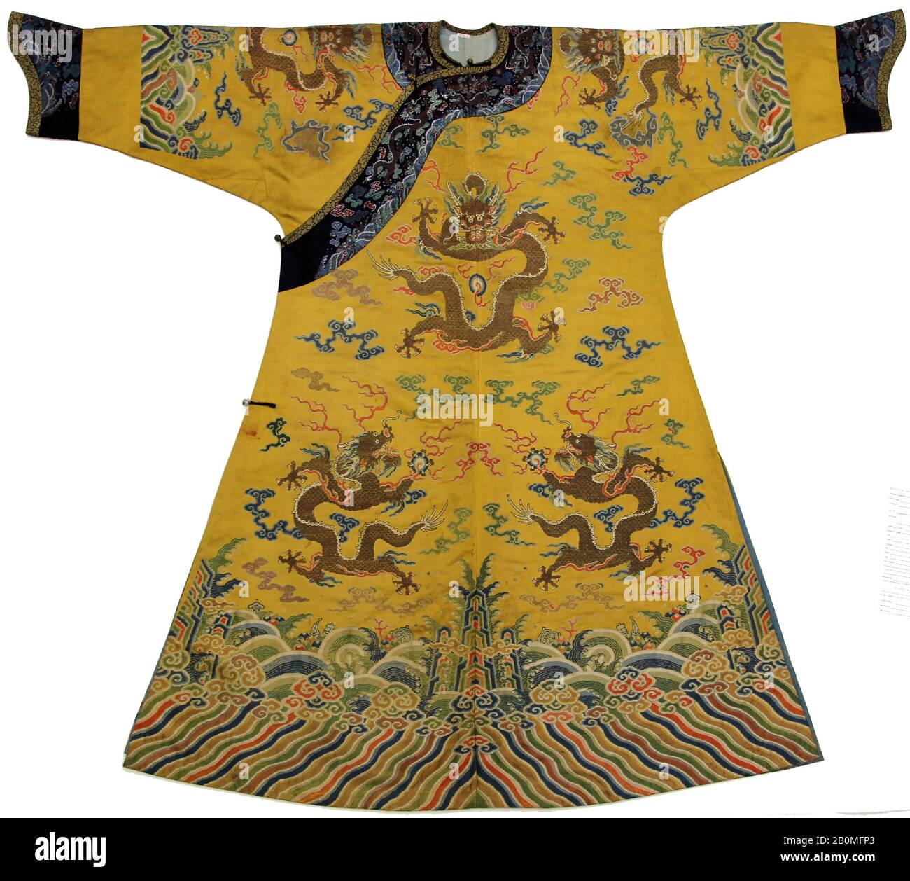 Dragon Robe, China, 18. Jahrhundert, China, Seide, 55 x 67 Zoll (139,7 x 170,2 cm), Costumes-Woven Stockfoto