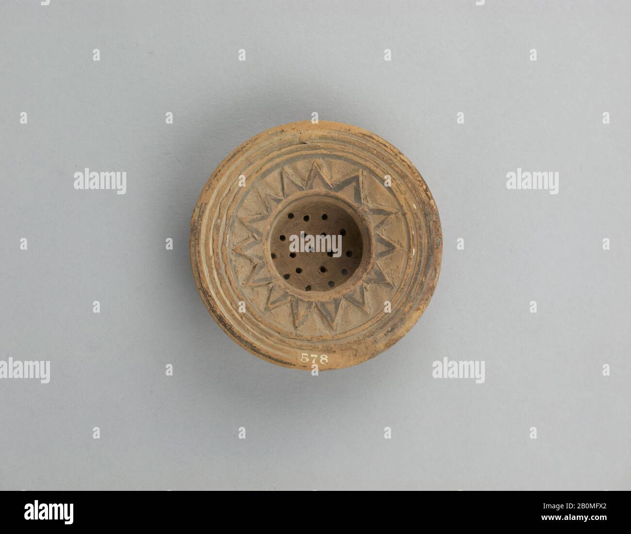 Sieb, zypriotisch, zypro-archaisch ?, Datum 750-480 v. Chr., zypriotisch, Terrakotta, 7/8in. (2,2 cm), Andere: 2 7/8 Zoll (7,3 cm), Vasen Stockfoto