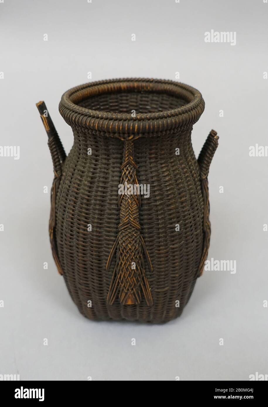 Basket, Japan, 19. Jahrhundert, Japan, Bamboo, H. 4 3/4 Zoll (12,1 cm); Durchm. 3 1/2 Zoll (8,9 cm), Basketrie Stockfoto