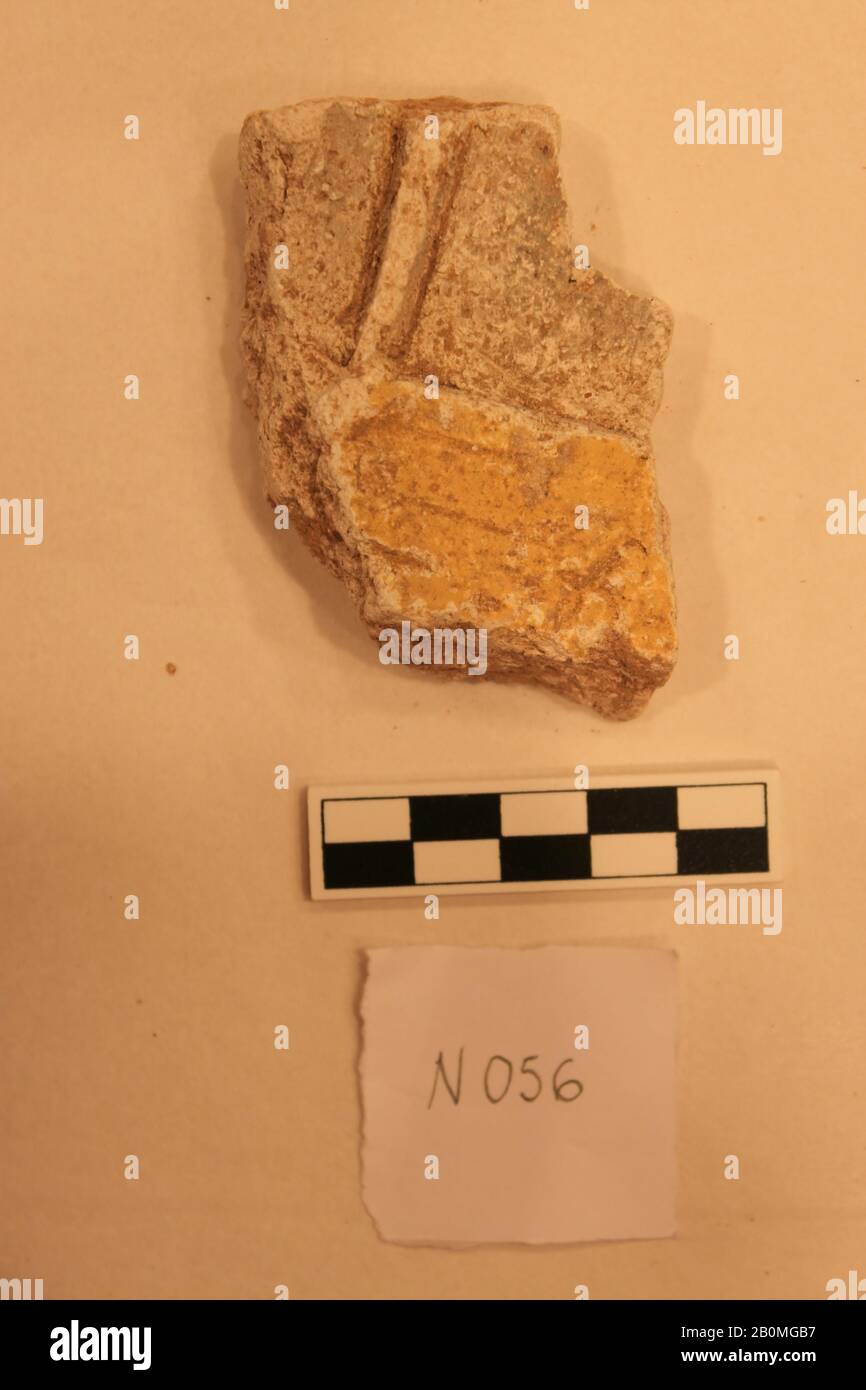 Fragment, vermutlich 8. - 12. Jahrhundert ausgegraben, im Iran, in Nishapur, Stuck, geschnitzte und bemalte, L 6,5 cm x B 4,5 x H 2,5, Stuck Stockfoto