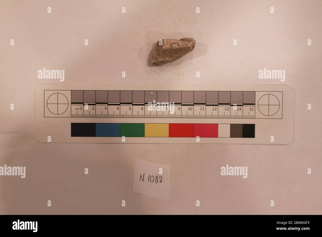 Fragment, wahrscheinlich 8. Bis 12. Jahrhundert, Im Iran Ausgegraben, Nishapur, Stuck; geschnitzt, L 3 cm x B 1,5 x H 3, Stuck Stockfoto