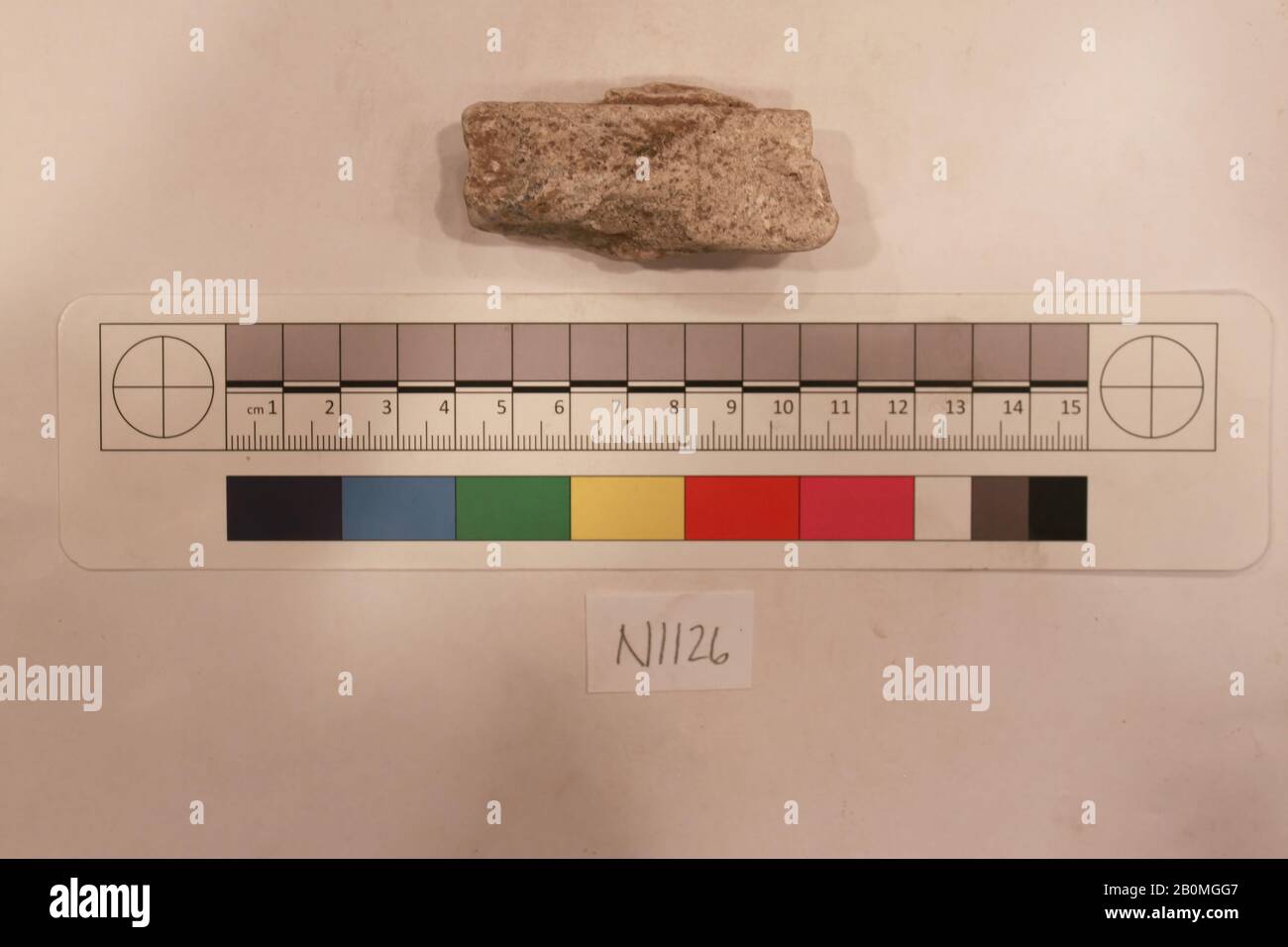 Fragment, wahrscheinlich 8. Bis 12. Jahrhundert, Im Iran Ausgegraben, Nishapur, Stuck; geschnitzt; bemalt, L 6 cm x B 3 x H2, Stuck Stockfoto