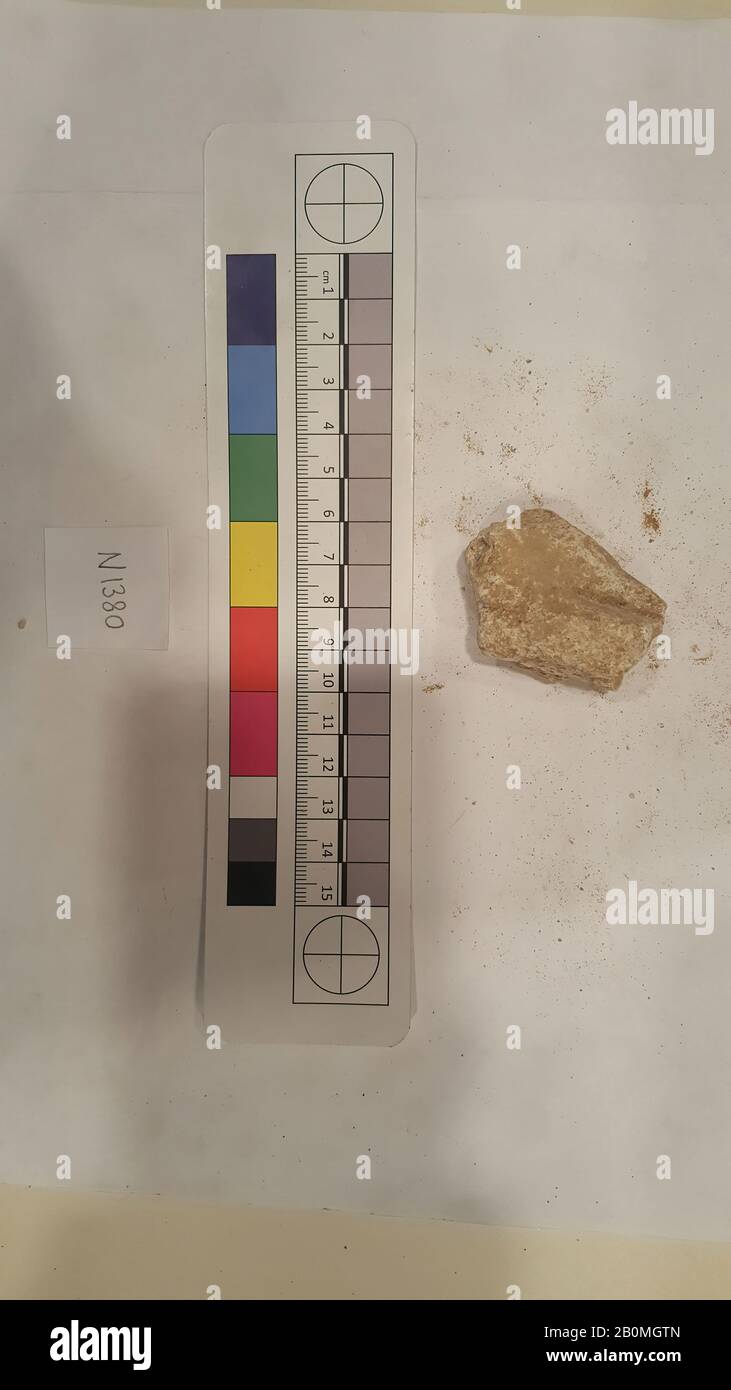 Fragment, wahrscheinlich 8. Bis 12. Jahrhundert, Im Iran Ausgegraben, Nishapur, Stuck (Mörtel); geschnitzt; bemalt, L 4 W3 x H2, Stuck Stockfoto