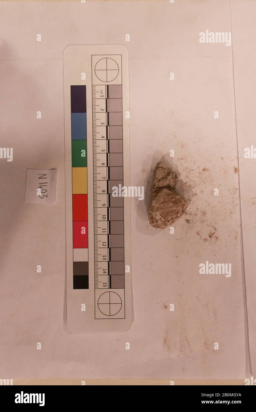 Fragment, wahrscheinlich 8. Bis 12. Jahrhundert, Im Iran Ausgegraben, Nishapur, Stuck (Mörtel); geschnitzt; bemalt, L4,5 x W 1,5 x H2,5, Stuck Stockfoto